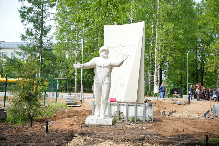В Белой Холунице сквер у памятника летчику-испытателю приводят в порядок