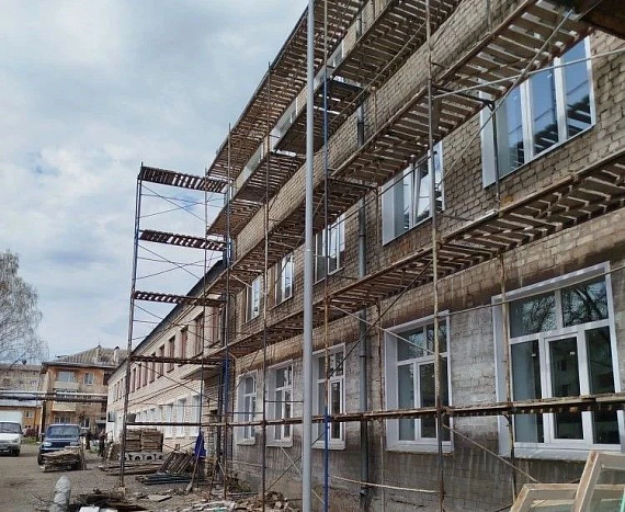 Минобр Кировской области контролирует ремонт школ и детсадов в Слободском