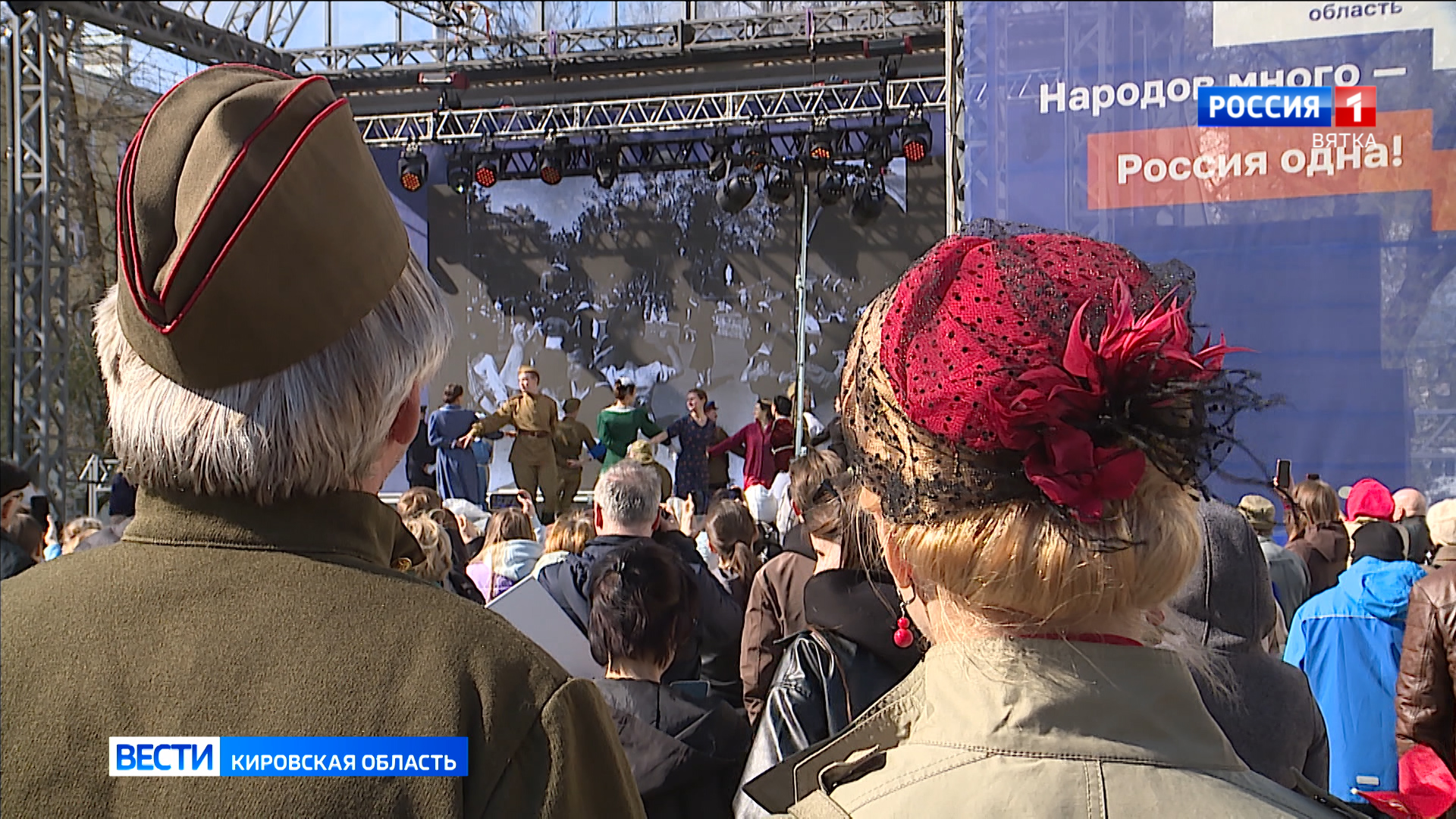 В Кирове 9 Мая состоялись «Бал Победы» и выставка ретро-автомобилей