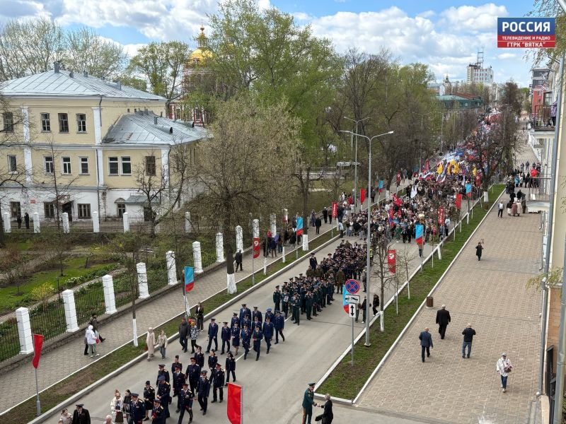 В «Бессмертном полку» 12 тысяч кировчан прошли в «Бессмертном полку»