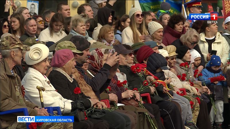 В Кирове Театральная площадь вновь стала местом силы и единения в День Победы