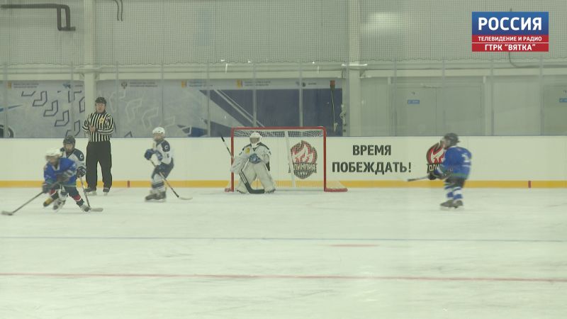На новом крытом катке в Радужном состоялся хоккейный турнир