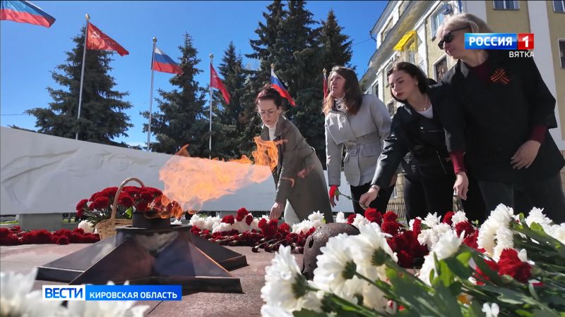 В День радио коллектив ГТРК «Вятка» возложил цветы к Вечному огню