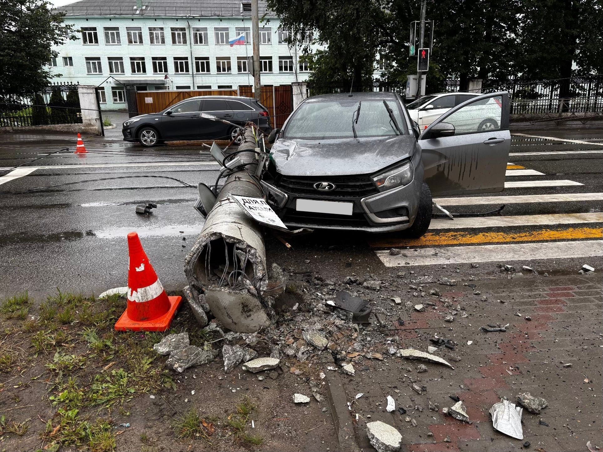 В Кирове в результате ДТП произошло падение опоры линии электропередач