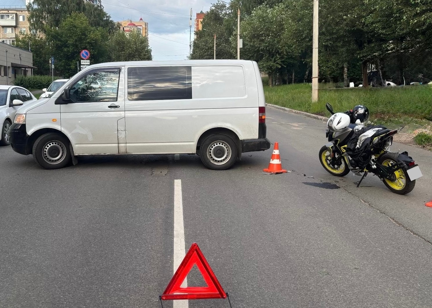 В Кирове мотоциклист не справился с управлением и вылетел под колеса фургона