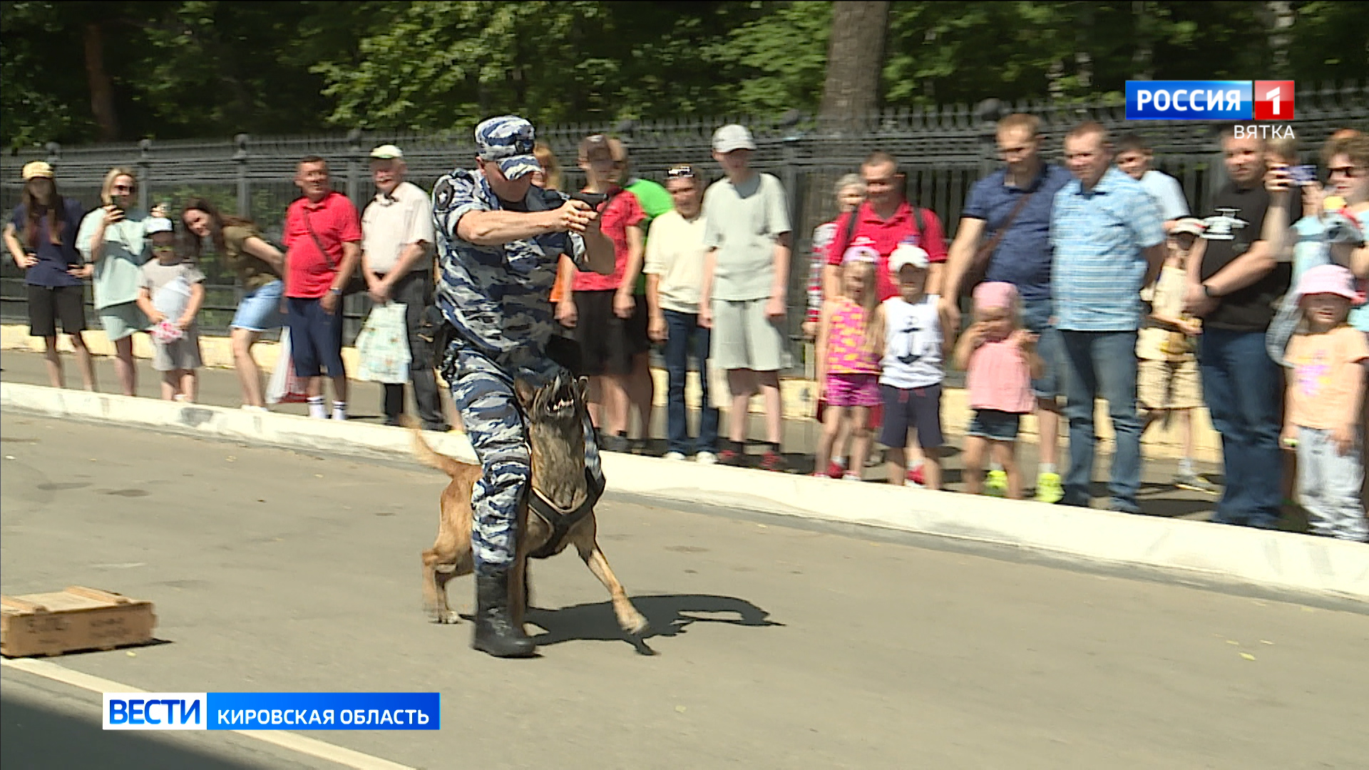 В Кирове состоялась информационно-пропагандистская акция «Один день с полицией России»