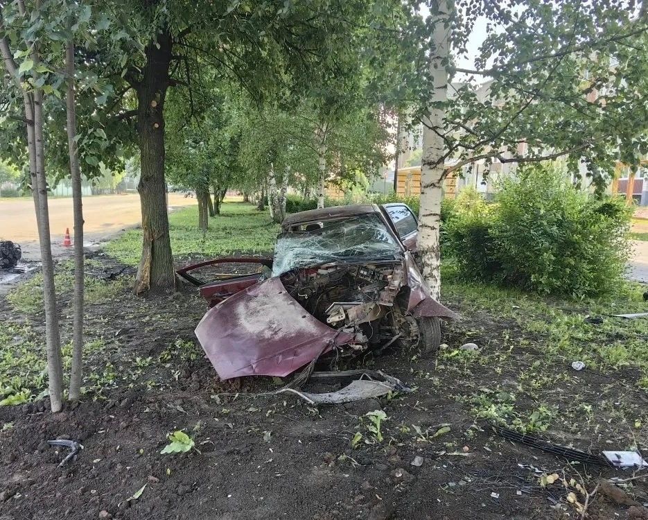 19-летний водитель автомобиля в алкогольном опьянении попал в ДТП, съехав с дороги