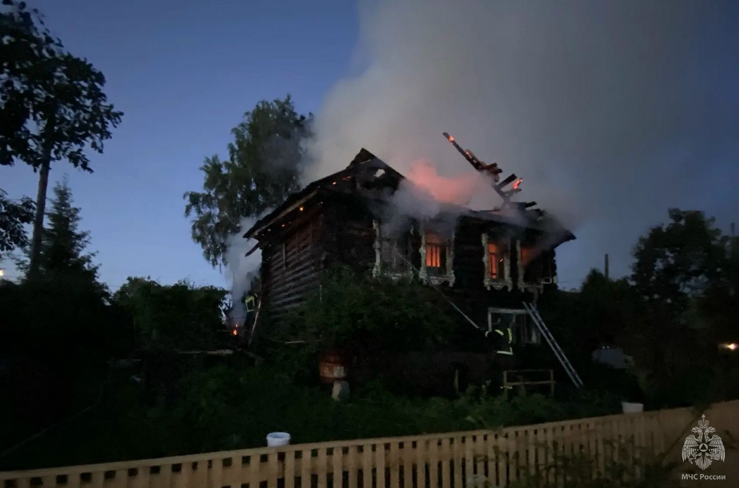 Три человека погибли в пожаре в Белой Холунице