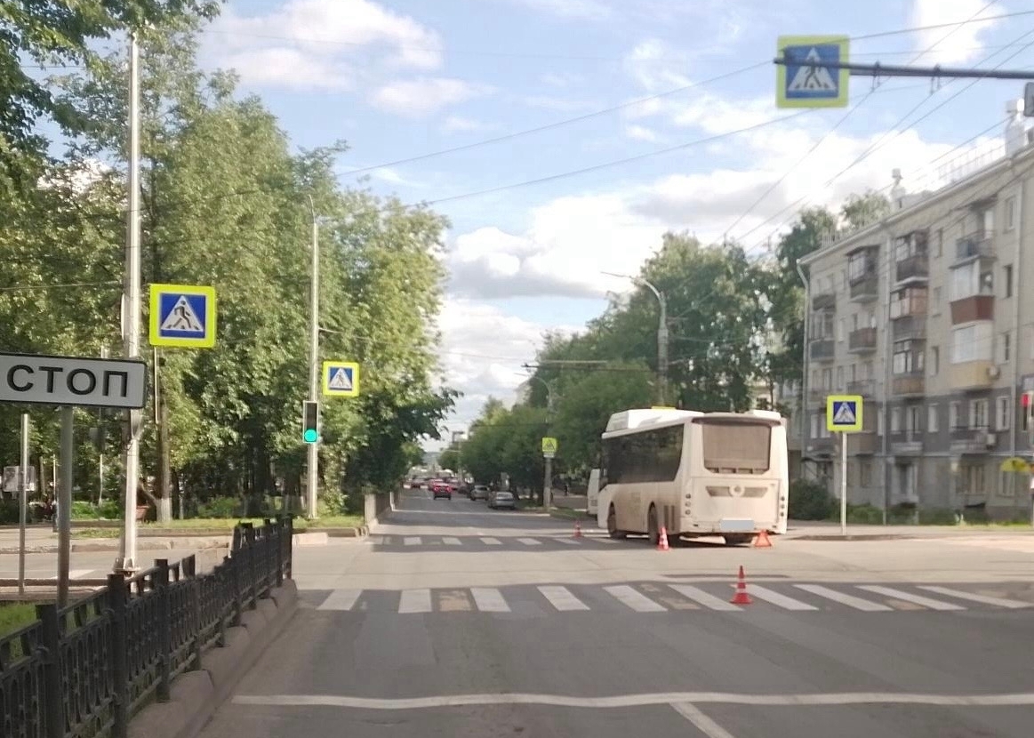 В Кирове на Октябрьском проспекте мужчина столкнулся с автобусом