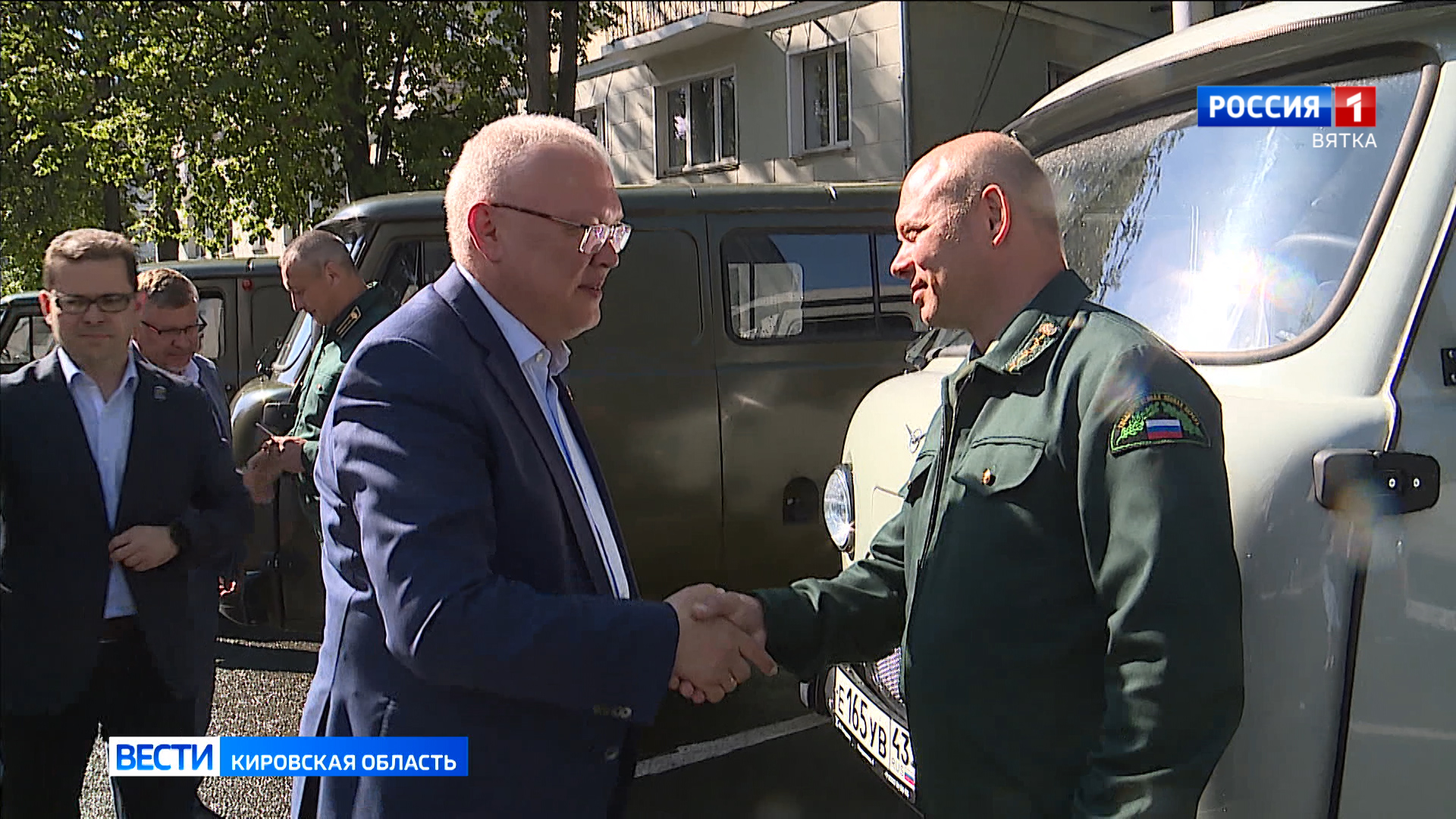 Губернатор Александр Соколов и депутат Борис Веснин вручили ключи от новых автомобилей лесничим