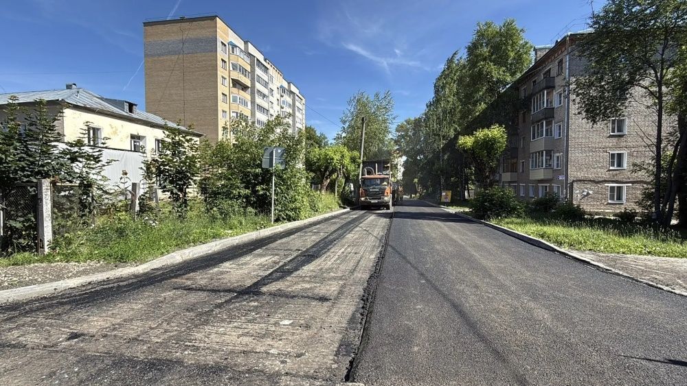 В Кирове на улице Олега Кошевого заканчивают укладку асфальта