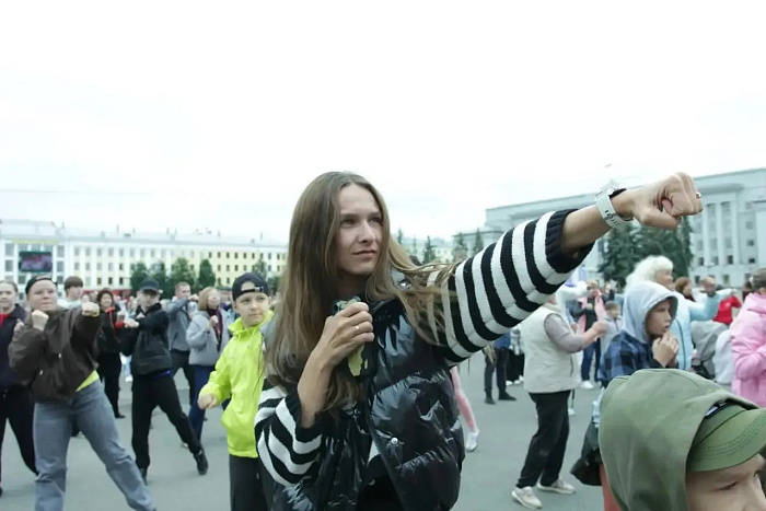 Зарядка с чемпионкой собрала на Театральной площади сотни кировчан в День молодёжи