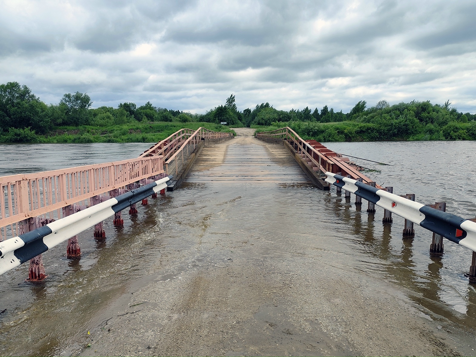 В Кирово-Чепецке из-за критически высокого уровня воды закрыто движение транспорта по наплавному мосту