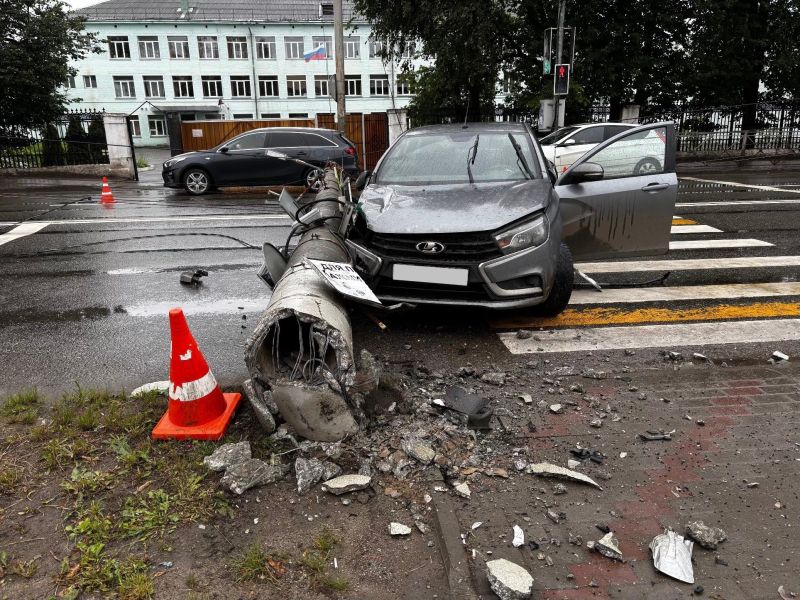 В Кирове в результате ДТП произошло падение опоры линии электропередач