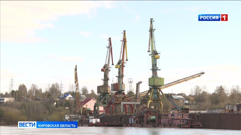 В помощь земснаряду на реке Вятке привлекут плавкран
