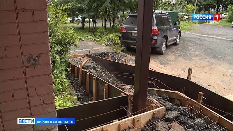 Жильцы испытывают неудобства из-за затянувшегося ремонта крыльца в доме на Никитской
