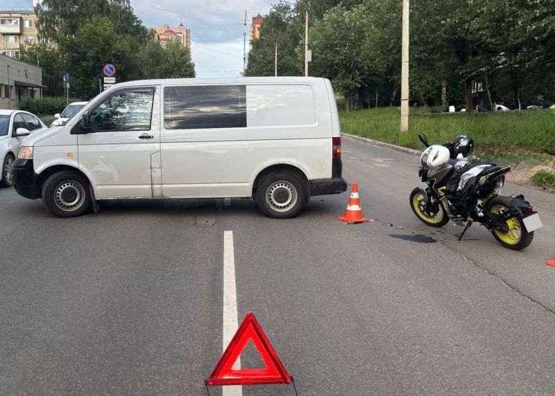 В Кирове мотоциклист не справился с управлением и вылетел под колеса фургона