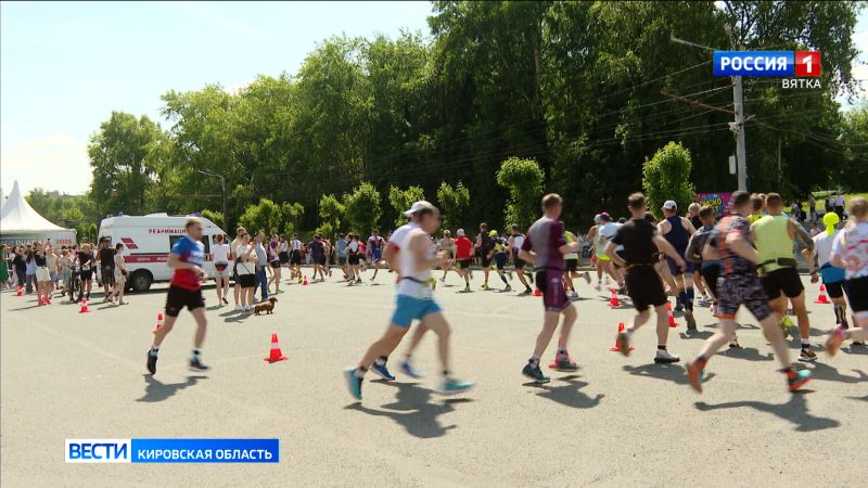На Октябрьском проспекте прошла мультиспортивная гонка, открывшая летний сезон у триатлетов