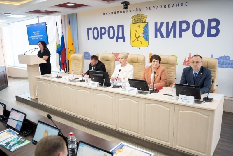 Виктора Бакина и Людмилу Крылову удостоили награды «За заслуги перед городом Кировом»