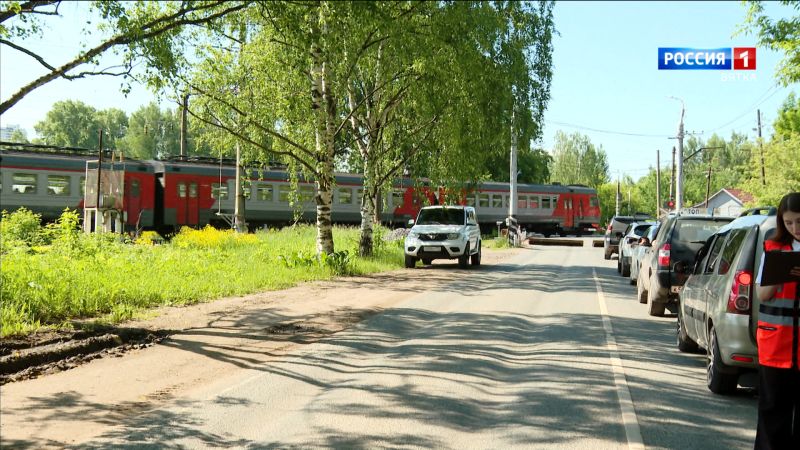В Кирове в районе нефтебазы прошел профилактический рейд на железнодорожном переезде