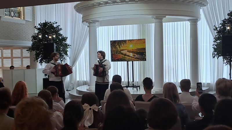 В Кирове прошёл бал выпускников для детей-сирот