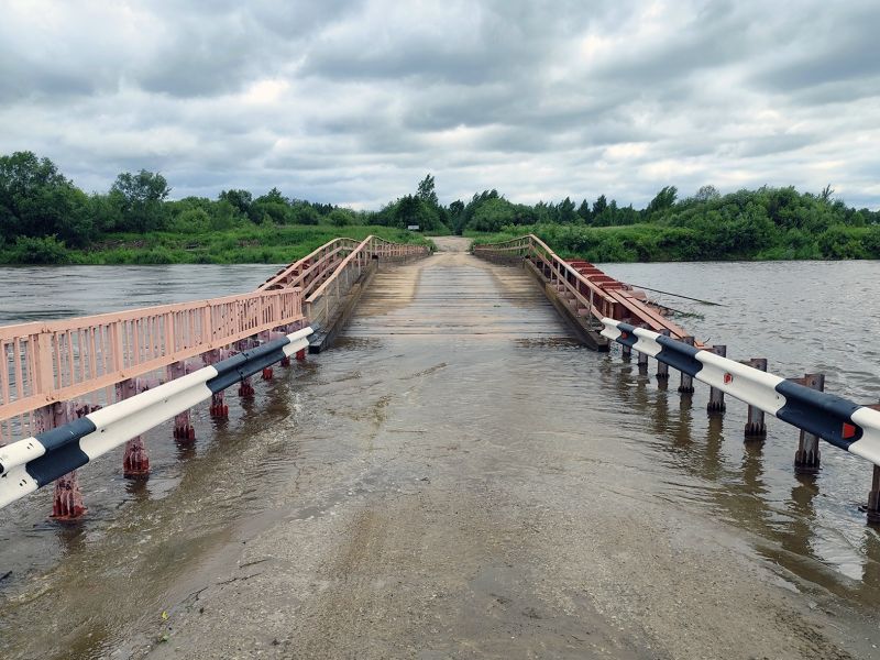 В Кирово-Чепецке из-за критически высокого уровня воды закрыто движение транспорта по наплавному мосту