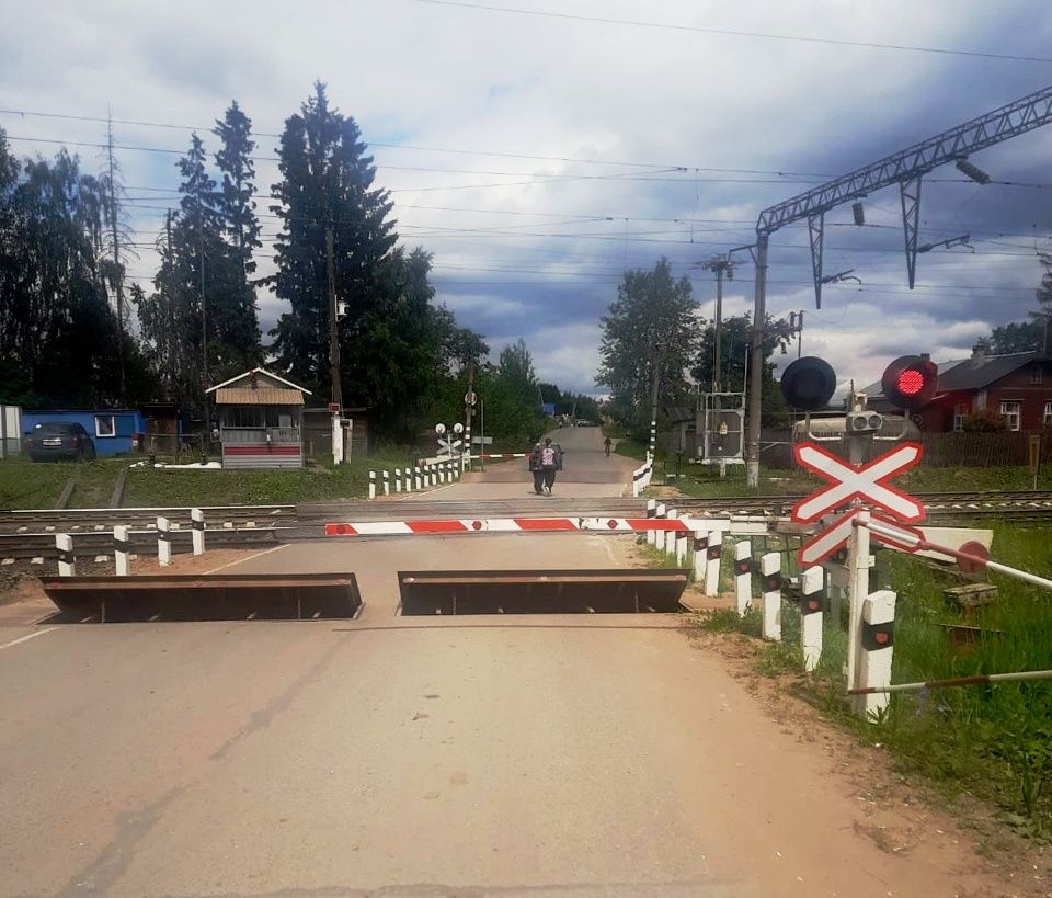В понедельник ограничат движение по железнодорожному переезду в микрорайоне Радужный