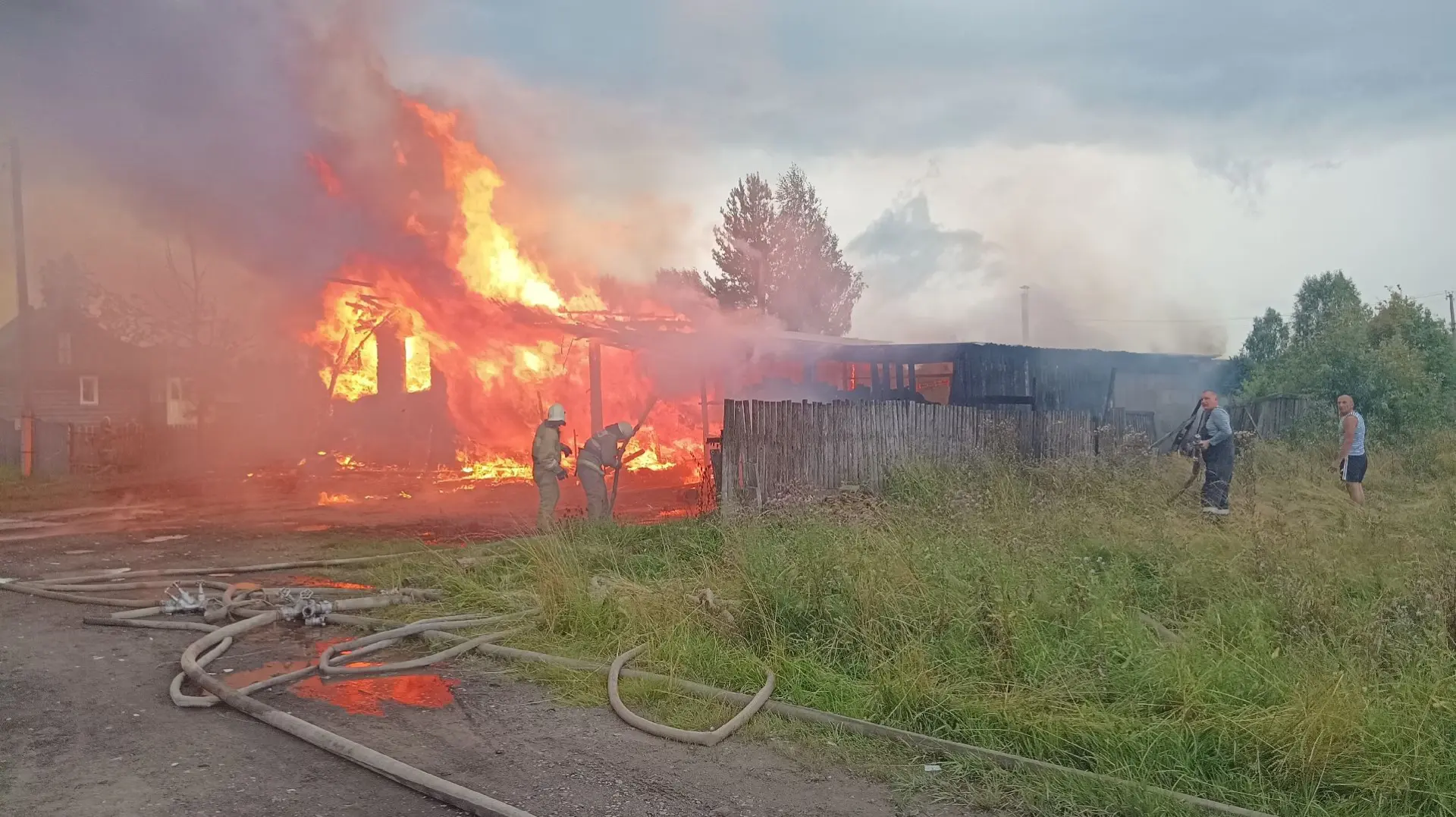 В Кирсе во время грозы загорелся жилой дом