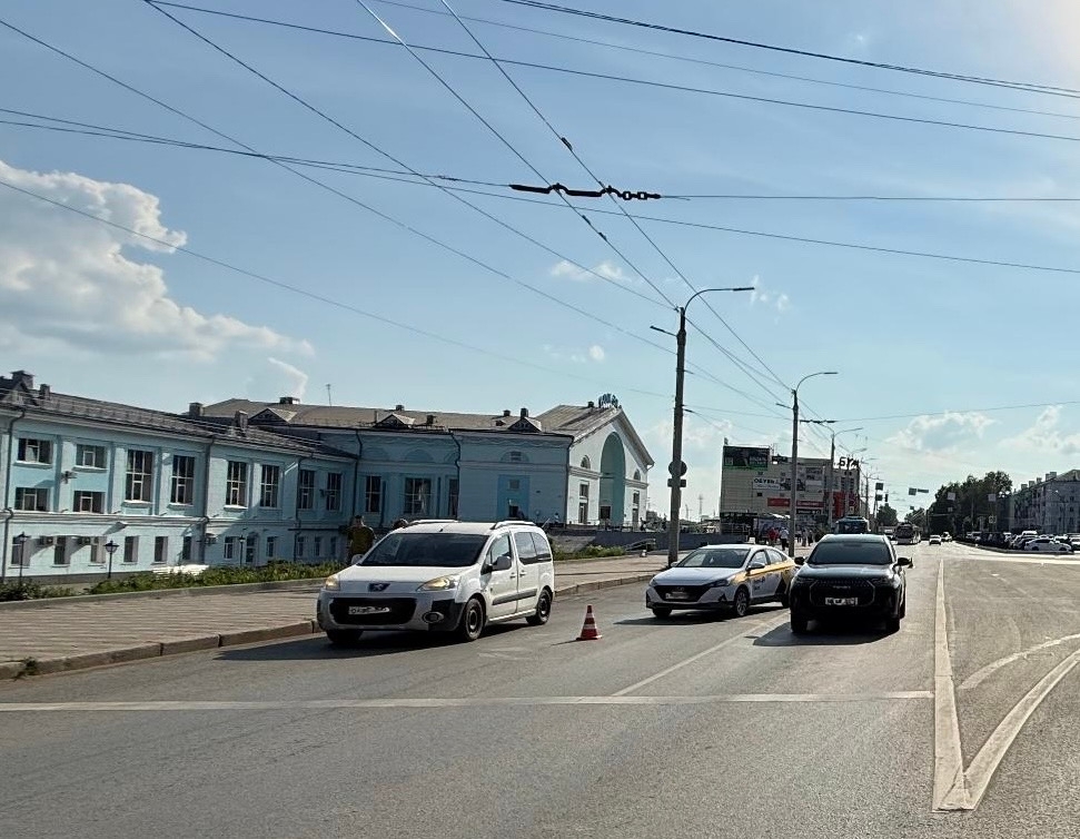 Пять легковых авто не смогли разъехаться у кировского вокзала