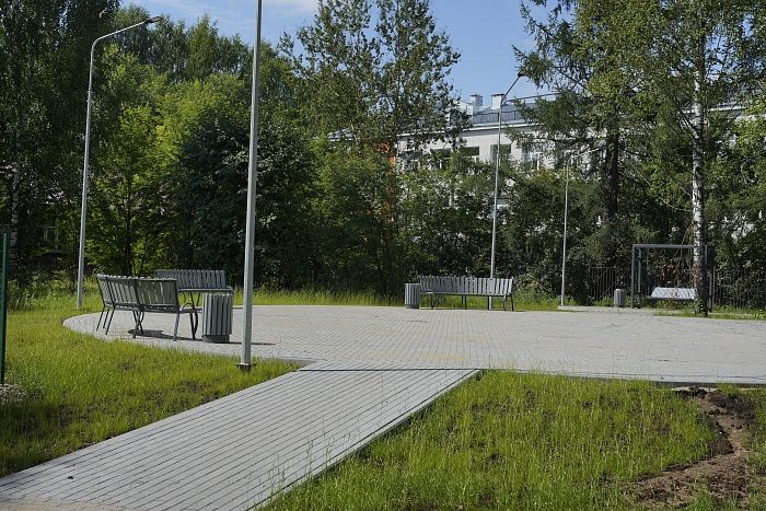 В Белой Холунице благоустроили сквер имени Сомова