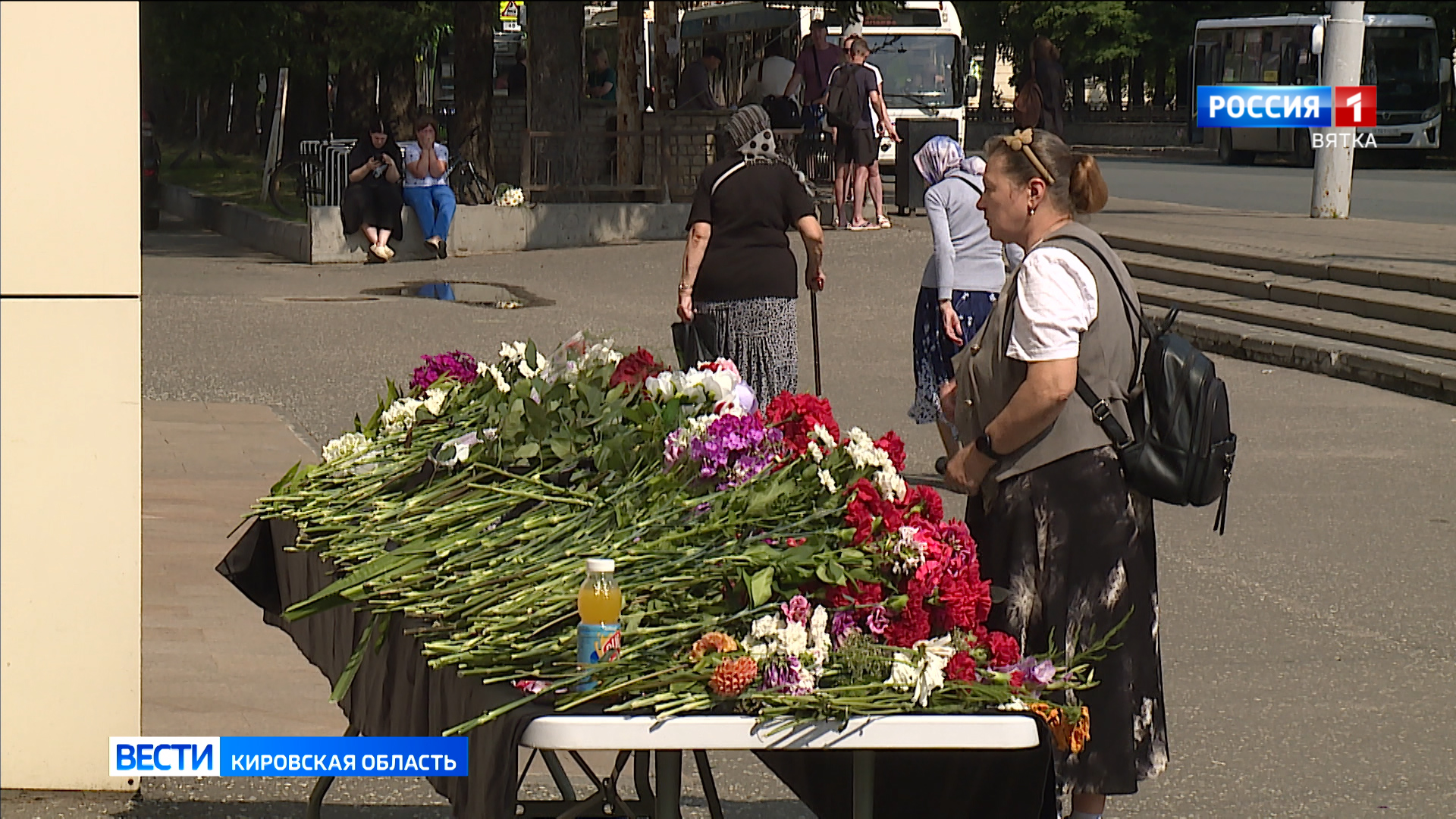 Кировчане несут цветы в память о погибших в результате ракетной атаки на предприятие Кирова