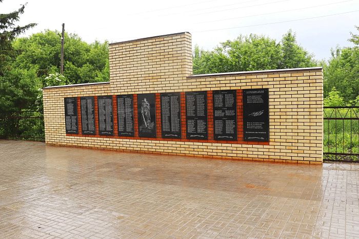 В Вятскополянском районе в селе Кулыги установили Стену Памяти воинам-землякам