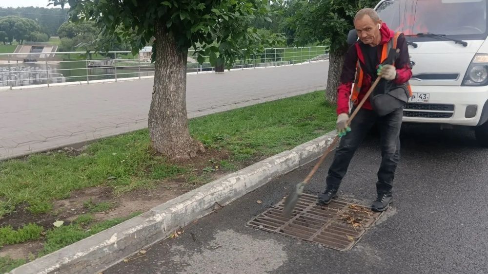В Кирове устраняют последствия ливня