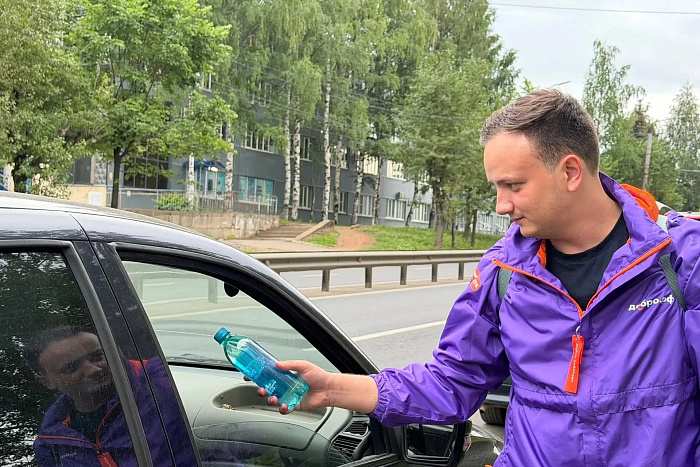 Волонтеры продолжают раздавать воду на кировских АЗС