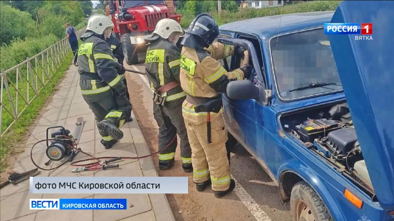 В поселке Богородское спасатели оказали помощь пожилой паре, попавшей в ДТП
