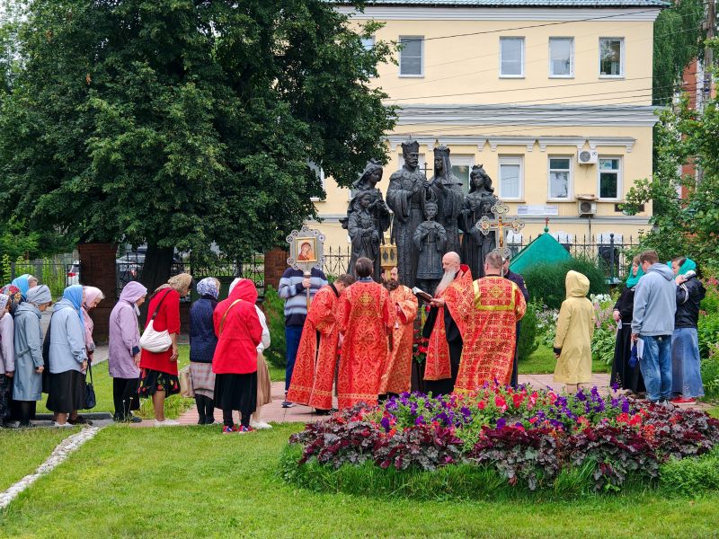 В Кирове прошел крестный ход в день памяти святых Царственных страстотерпцев: Императора Николая II и его семьи
