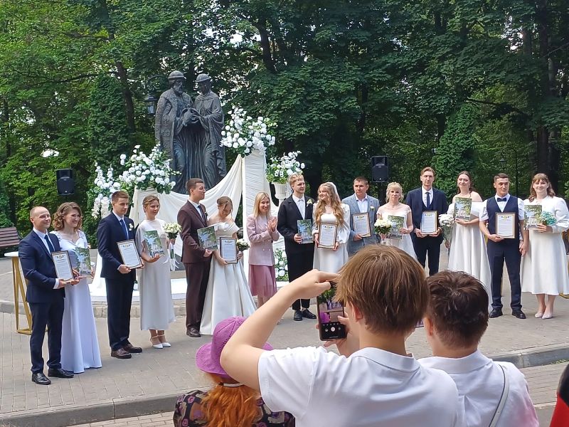 Семь пар одновременно зарегистрировали брак в Александровском саду