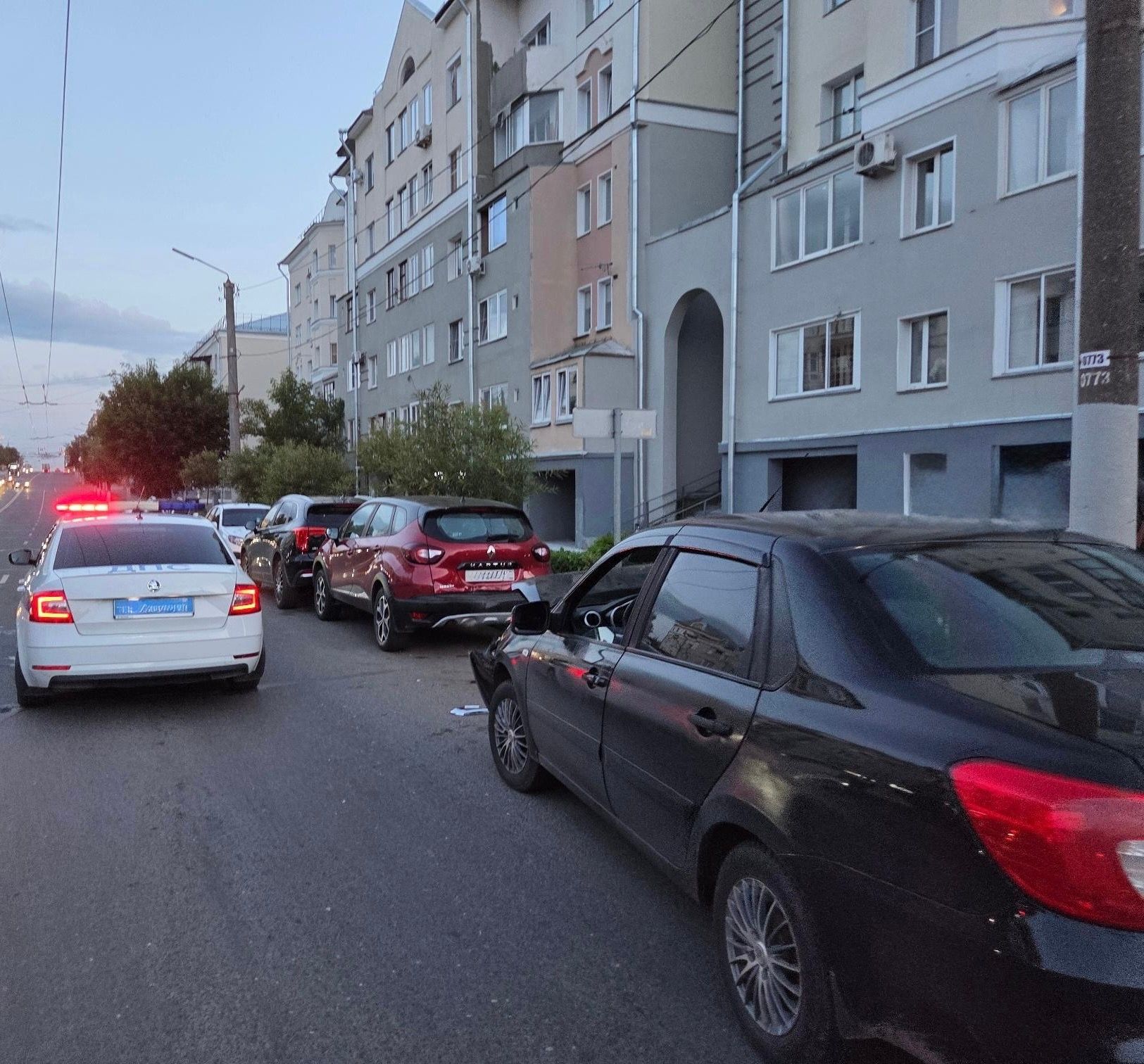 22-летний водитель наехал на 2 припаркованных авто в Кирове