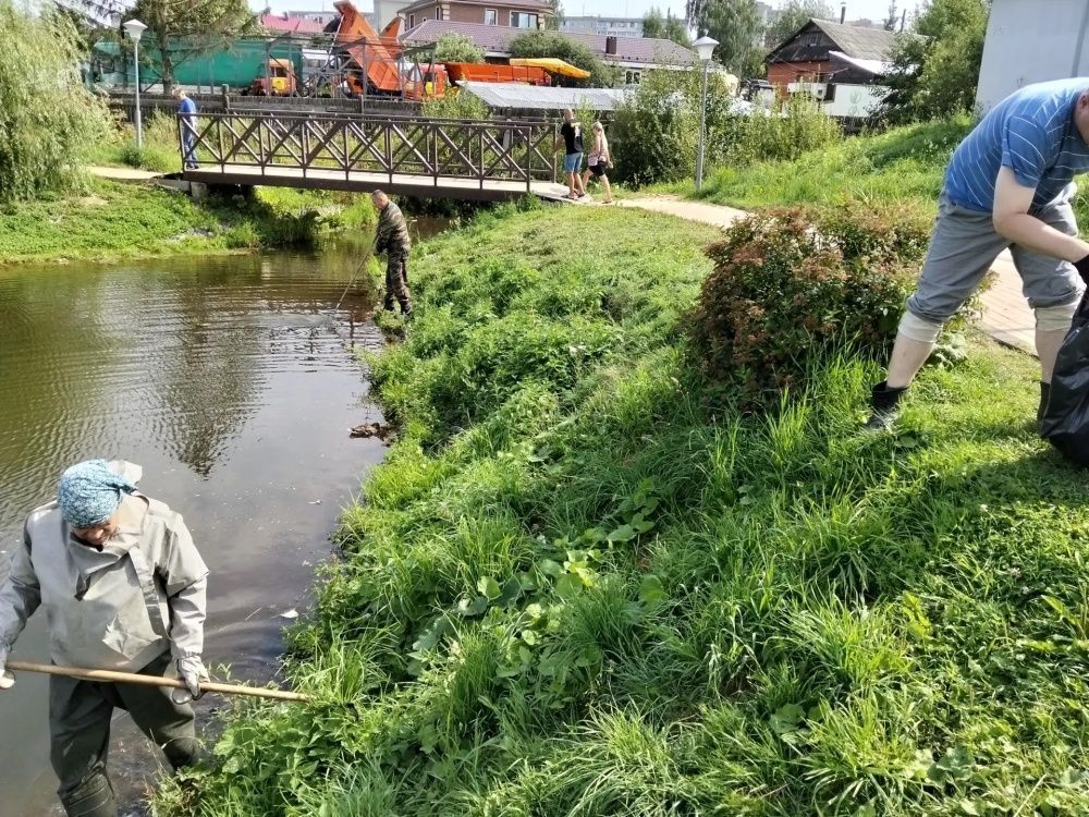 В микрорайоне Метроград прошел субботник по уборке мусора