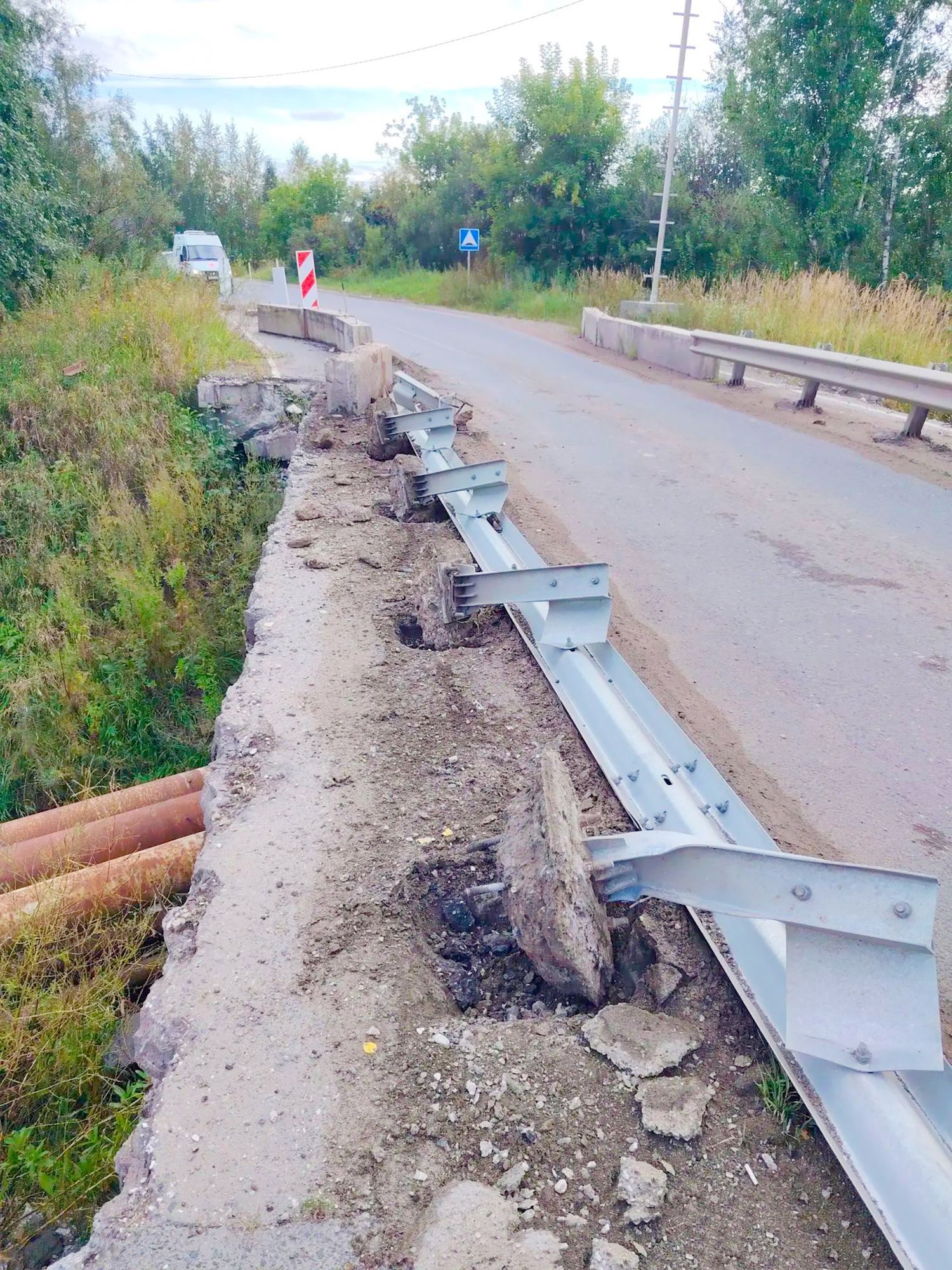 В Кирово-Чепецке водитель грузовика снес ограждение путепровода через Елховку