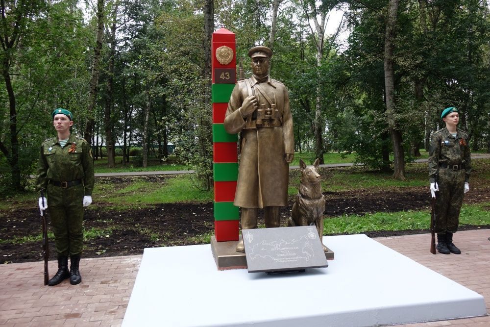 В парке Победы города Кирова открыли памятник пограничникам