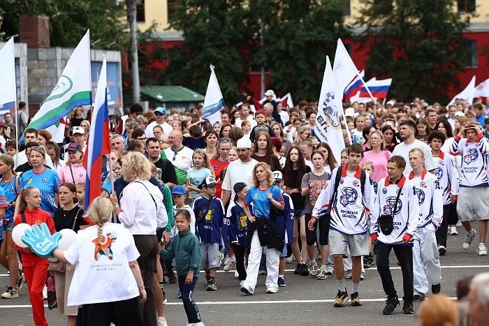 День кировского спорта начался шествием