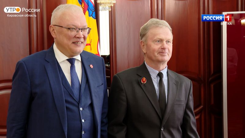 Губернатор Александр Соколов вручил награды 19 отличившимся работникам физкультуры и спорта