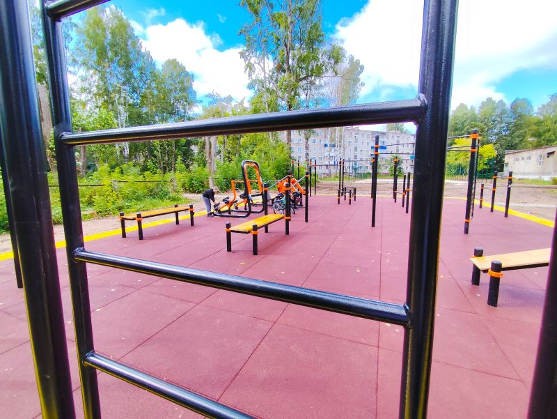 На территории новой «умной» спортплощадки в Кирово-Чепецке появилась зона для воркаута