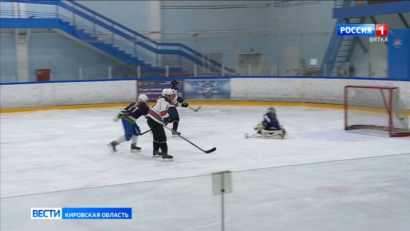 В Кирове состоялся первый турнир по хоккею среди женских команд