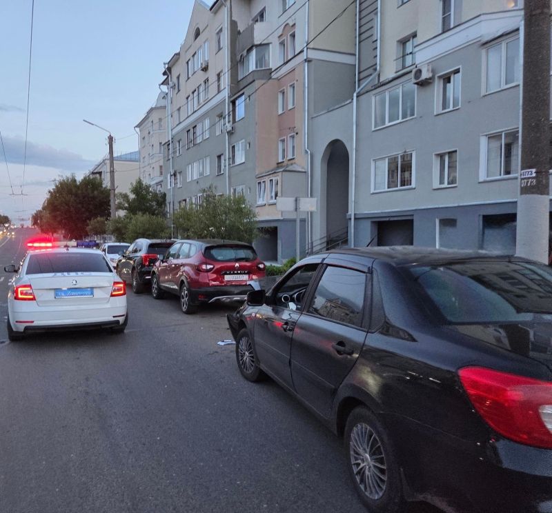 22-летний водитель наехал на 2 припаркованных авто в Кирове