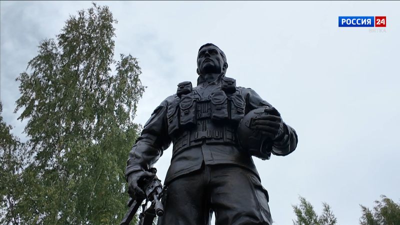 У Областного Дома народного творчества установили памятник солдату - участнику СВО