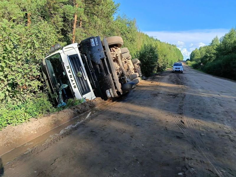 В Подосиновском районе перевернулся тяжелогруз с прицепом