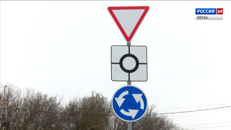 В Кирове специалисты обеспечивают видимость дорожных знаков