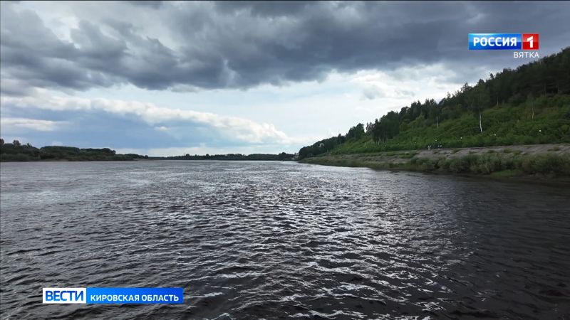 Из-за низкого уровня воды в Вятке в районе Кирова жителям напоминают о мерах безопасности